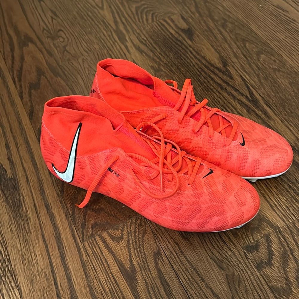 BRAND NEW NEVER WORN NIKE SOCCER CLEATS
neon orange/pink women’s size 10